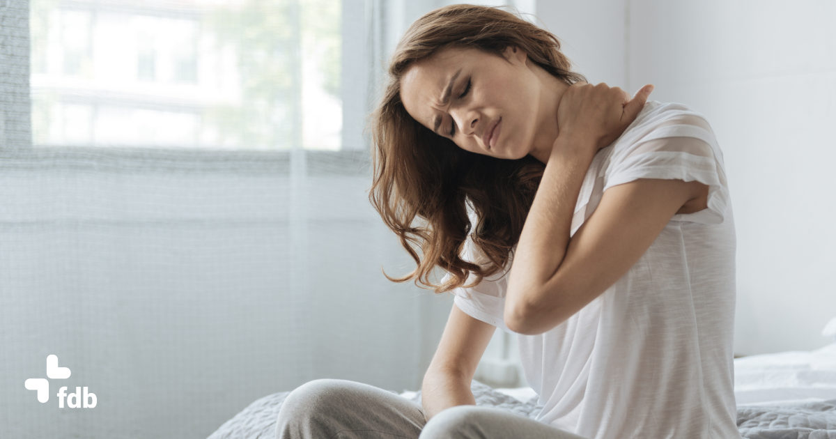 ragazza cerca un rimedio per il suo torcicollo