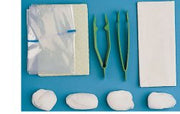 SET PER MEDICAZIONE MEDIUM CONTENENTE PINZA AD ANELLI, PINZAANATOMICA, 4 TAMPONI, SACCHETTO DI CARTA PER RESIDUI, TELOIMPERMEABILE/ASSORBENTE, 2 GUANTI IN LATTICE